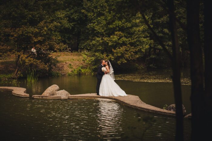 Галина и Кирилл 4 Наши невесты Словно голливудский праздник получился у нашей замечательной Галины! Кружевное платье с открытым верхом <span class="removed_link" title="https://bliss.by/catalog/wedding-dress/mori-lee/svadebnoe-plate-mori-lee-2674">MORI LEE 2674</span> прекрасно помогло невесте создать невообразимо мечтательный и романтичный образ, а яркий и расшитый поясок идеально подчеркнул все прелести фигурки!Приятно видеть радость в глазах и улыбку на лице в самый важный день в жизни Галины и Кирилла! Желаем, чтобы каждый новый день приносил чудесные мгновения радости! Совершайте вместе маленькие открытия и не уставайте удивлять другу друга! Пусть каждая ваша улыбка согревает взаимные чувства, поддерживает огонь желания быть вместе и позволяет сохранить теплоту семейных отношений!!! Желаем согласия вашей семье, любви и счастья!