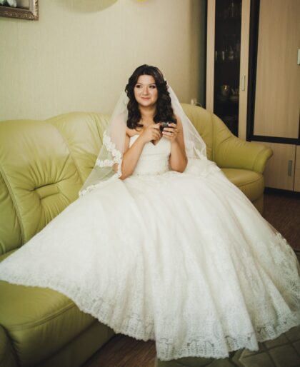 Галина и Кирилл 1 Наши невесты Словно голливудский праздник получился у нашей замечательной Галины! Кружевное платье с открытым верхом <span class="removed_link" title="https://bliss.by/catalog/wedding-dress/mori-lee/svadebnoe-plate-mori-lee-2674">MORI LEE 2674</span> прекрасно помогло невесте создать невообразимо мечтательный и романтичный образ, а яркий и расшитый поясок идеально подчеркнул все прелести фигурки!Приятно видеть радость в глазах и улыбку на лице в самый важный день в жизни Галины и Кирилла! Желаем, чтобы каждый новый день приносил чудесные мгновения радости! Совершайте вместе маленькие открытия и не уставайте удивлять другу друга! Пусть каждая ваша улыбка согревает взаимные чувства, поддерживает огонь желания быть вместе и позволяет сохранить теплоту семейных отношений!!! Желаем согласия вашей семье, любви и счастья!