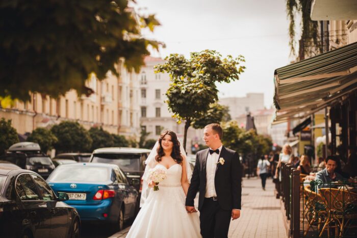 Галина и Кирилл 3 Наши невесты Словно голливудский праздник получился у нашей замечательной Галины! Кружевное платье с открытым верхом <span class="removed_link" title="https://bliss.by/catalog/wedding-dress/mori-lee/svadebnoe-plate-mori-lee-2674">MORI LEE 2674</span> прекрасно помогло невесте создать невообразимо мечтательный и романтичный образ, а яркий и расшитый поясок идеально подчеркнул все прелести фигурки!Приятно видеть радость в глазах и улыбку на лице в самый важный день в жизни Галины и Кирилла! Желаем, чтобы каждый новый день приносил чудесные мгновения радости! Совершайте вместе маленькие открытия и не уставайте удивлять другу друга! Пусть каждая ваша улыбка согревает взаимные чувства, поддерживает огонь желания быть вместе и позволяет сохранить теплоту семейных отношений!!! Желаем согласия вашей семье, любви и счастья!