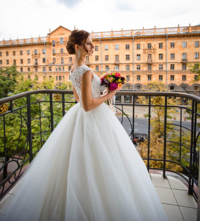 Алеся и Александр 2 Наши невесты Изящность, грация, роскошь, утонченность, красота и элегантность - всё это легко сочетается в образе нашей милой невесты Алеси! Прекрасный выбор платья дизайнерской модели <span class="removed_link" title="https://bliss.by/catalog/wedding-dress/madeline-gardner-new-york/svadebnoe-plate-clara-51012">MGNY СLARA</span> невеста решила дополнить нежным кружевом снизу, благодаря чему платье обрело новый и свежий оттенок, который идеально подчеркнул индивидуальность самой Алеси! Образ получился по-настоящему королевским, что хочется пересматривать фотографии вновь и вновь!)Поздравляем Алесю и её мужа Александра с началом долгой, счастливой семейной жизни!