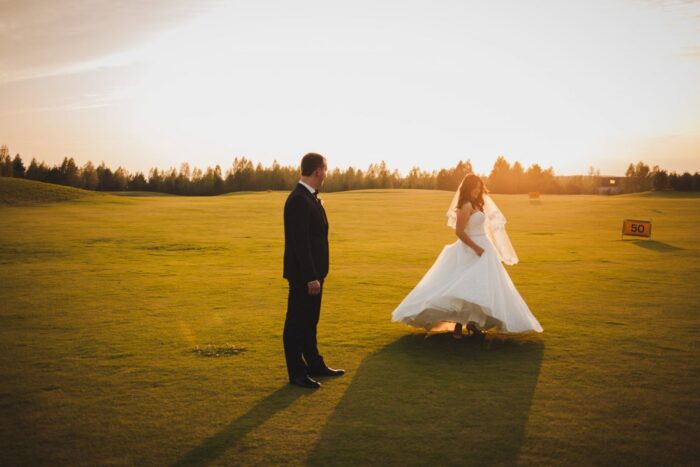 Галина и Кирилл 1 Наши невесты Словно голливудский праздник получился у нашей замечательной Галины! Кружевное платье с открытым верхом <span class="removed_link" title="https://bliss.by/catalog/wedding-dress/mori-lee/svadebnoe-plate-mori-lee-2674">MORI LEE 2674</span> прекрасно помогло невесте создать невообразимо мечтательный и романтичный образ, а яркий и расшитый поясок идеально подчеркнул все прелести фигурки!Приятно видеть радость в глазах и улыбку на лице в самый важный день в жизни Галины и Кирилла! Желаем, чтобы каждый новый день приносил чудесные мгновения радости! Совершайте вместе маленькие открытия и не уставайте удивлять другу друга! Пусть каждая ваша улыбка согревает взаимные чувства, поддерживает огонь желания быть вместе и позволяет сохранить теплоту семейных отношений!!! Желаем согласия вашей семье, любви и счастья!