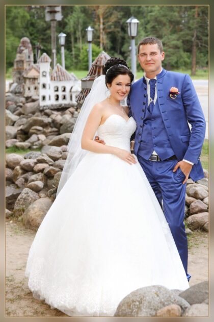 Екатерина и Пётр 1 Наши невесты Екатерина и ПётрПросто невероятно романтичный и незабываемый образ, который невеста дополнила нежным кружевным болеро, в платье <span class="removed_link" title="/catalog/wedding-dress/bliss/svadebnoe-plate-bliss-sue">BLISS SUE</span> получился у нашей Екатерины. Мы очень рады, что не смотря ни на какие обстоятельства, в день свадьбы у нее очаровательная улыбка и прекрасное настроение!
Поздравляем нашу милую невесту Екатерину и её жениха Петра с началом сказочной семейной жизни!