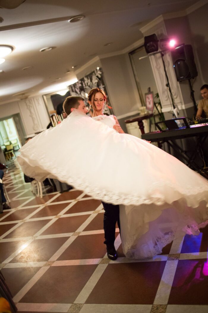 Алеся и Александр 9 Наши невесты Изящность, грация, роскошь, утонченность, красота и элегантность - всё это легко сочетается в образе нашей милой невесты Алеси! Прекрасный выбор платья дизайнерской модели <span class="removed_link" title="https://bliss.by/catalog/wedding-dress/madeline-gardner-new-york/svadebnoe-plate-clara-51012">MGNY СLARA</span> невеста решила дополнить нежным кружевом снизу, благодаря чему платье обрело новый и свежий оттенок, который идеально подчеркнул индивидуальность самой Алеси! Образ получился по-настоящему королевским, что хочется пересматривать фотографии вновь и вновь!)Поздравляем Алесю и её мужа Александра с началом долгой, счастливой семейной жизни!