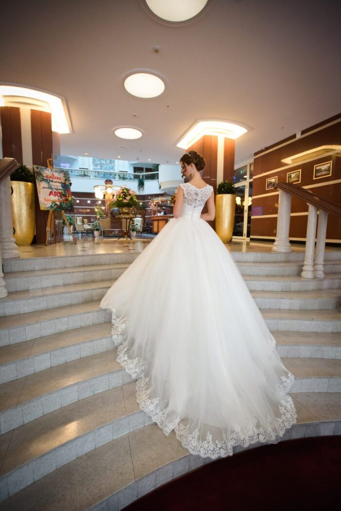 Алеся и Александр 7 Наши невесты Изящность, грация, роскошь, утонченность, красота и элегантность - всё это легко сочетается в образе нашей милой невесты Алеси! Прекрасный выбор платья дизайнерской модели <span class="removed_link" title="https://bliss.by/catalog/wedding-dress/madeline-gardner-new-york/svadebnoe-plate-clara-51012">MGNY СLARA</span> невеста решила дополнить нежным кружевом снизу, благодаря чему платье обрело новый и свежий оттенок, который идеально подчеркнул индивидуальность самой Алеси! Образ получился по-настоящему королевским, что хочется пересматривать фотографии вновь и вновь!)Поздравляем Алесю и её мужа Александра с началом долгой, счастливой семейной жизни!