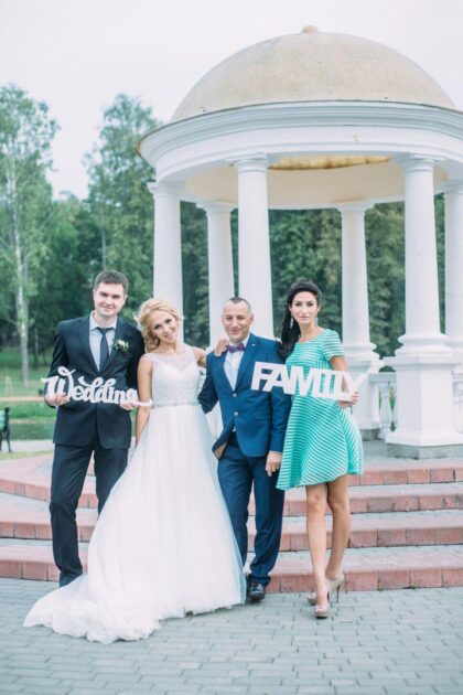 Ольга и Сергей 1 Наши невесты Ольга и СергейКак же нежно и утонченно смотрится невеста, когда платье ее мечты подчеркивает все изгибы неповторимой фигурки! Вырез "Лодочка" всегда придает какой-то особой романтики образу, а открытая "V-образная" спинка акцентирует внимание на сексуальности главной героини. Сегодня ею стала неповторимая невеста Ольга! Выбор свадебного платья легко остановился на пышной модели <span class="removed_link" title="https://bliss.by/catalog/wedding-dress/madeline-gardner-new-york/svadebnoe-plate-cara-51029">CARA коллекции MGNY</span>. Бриллиантово-белый цвет платья лаконично и точно отразил всю прелесть образа. Дуэт чувственности невесты и стойкости жениха сделали фотографии молодожен невероятно запоминающимися и цепляющими до глубины души!Ольга и Сергей,от всего сердца свадебный салон "BLISS" поздравляет Вас со вступлением в законный брак! Пусть Ваша любовь греет семейный очаг всю жизнь. Живите в гармонии, дарите друг другу внимание, ласку, заботу и поддержку, будьте терпимы, уважительны к своей второй половинке! Пусть Ваш дом полнится радостными улыбками и горящими глазами! Помните, любовь окрыляет, возвышает, украшает, придает силы и уверенности! Поэтому желаем Вам не просто любви в Вашем браке, а желаем Вам всю семейную жизнь быть влюбленными друг в друга! Счастливой совместной дороги в будущее!