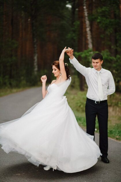 Юлия и Антон 1 Наши невесты Юлия и АнтонНевероятной чувственностью, легкостью и любовью пропитаны фото Юлии и Антона! Горящие глаза, влюбленный взгляд, радостная улыбка и нежные объятия важные спутники этого волшебного праздника!!!Поздравляем молодоженов с этим важным днем в их жизни! Желаем Вам жить в любви, счастье и радости! Будьте всегда рядом друг с другом! Пусть Ваши сердца всегда бьются в унисон!!!!!))) Поздравляем!!!)))