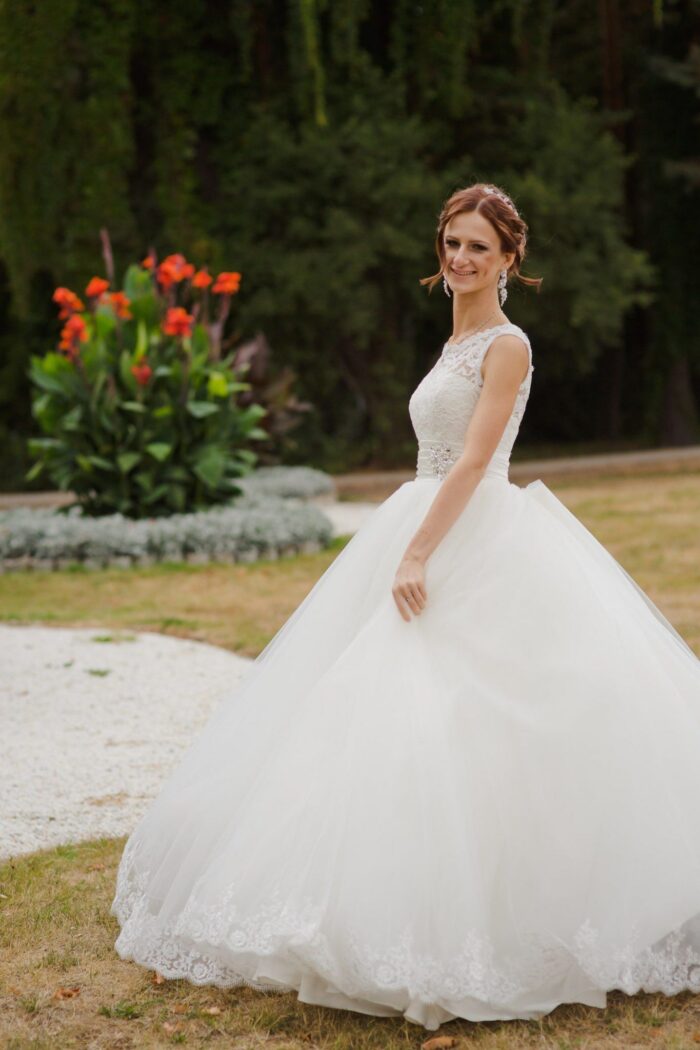 Алеся и Александр 4 Наши невесты Изящность, грация, роскошь, утонченность, красота и элегантность - всё это легко сочетается в образе нашей милой невесты Алеси! Прекрасный выбор платья дизайнерской модели <span class="removed_link" title="https://bliss.by/catalog/wedding-dress/madeline-gardner-new-york/svadebnoe-plate-clara-51012">MGNY СLARA</span> невеста решила дополнить нежным кружевом снизу, благодаря чему платье обрело новый и свежий оттенок, который идеально подчеркнул индивидуальность самой Алеси! Образ получился по-настоящему королевским, что хочется пересматривать фотографии вновь и вновь!)Поздравляем Алесю и её мужа Александра с началом долгой, счастливой семейной жизни!