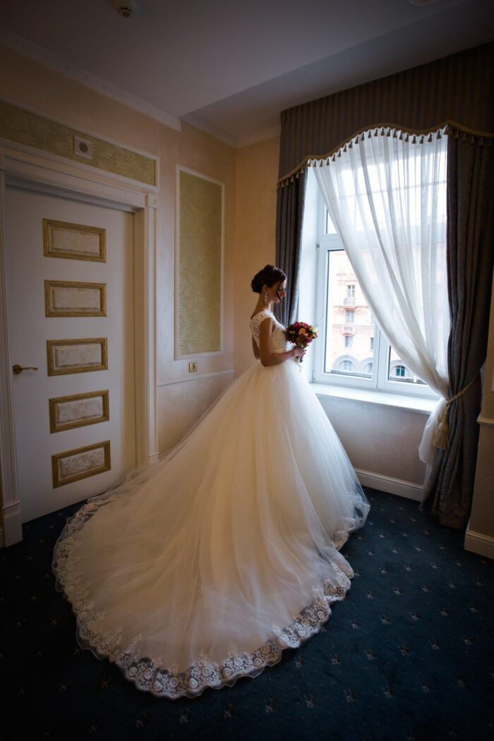 Алеся и Александр 8 Наши невесты Изящность, грация, роскошь, утонченность, красота и элегантность - всё это легко сочетается в образе нашей милой невесты Алеси! Прекрасный выбор платья дизайнерской модели <span class="removed_link" title="https://bliss.by/catalog/wedding-dress/madeline-gardner-new-york/svadebnoe-plate-clara-51012">MGNY СLARA</span> невеста решила дополнить нежным кружевом снизу, благодаря чему платье обрело новый и свежий оттенок, который идеально подчеркнул индивидуальность самой Алеси! Образ получился по-настоящему королевским, что хочется пересматривать фотографии вновь и вновь!)Поздравляем Алесю и её мужа Александра с началом долгой, счастливой семейной жизни!