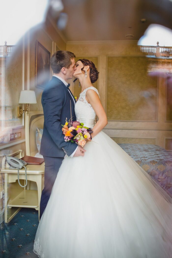 Алеся и Александр 1 Наши невесты Изящность, грация, роскошь, утонченность, красота и элегантность - всё это легко сочетается в образе нашей милой невесты Алеси! Прекрасный выбор платья дизайнерской модели <span class="removed_link" title="https://bliss.by/catalog/wedding-dress/madeline-gardner-new-york/svadebnoe-plate-clara-51012">MGNY СLARA</span> невеста решила дополнить нежным кружевом снизу, благодаря чему платье обрело новый и свежий оттенок, который идеально подчеркнул индивидуальность самой Алеси! Образ получился по-настоящему королевским, что хочется пересматривать фотографии вновь и вновь!)Поздравляем Алесю и её мужа Александра с началом долгой, счастливой семейной жизни!