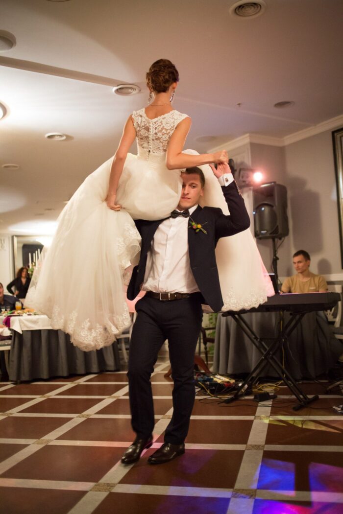 Алеся и Александр 6 Наши невесты Изящность, грация, роскошь, утонченность, красота и элегантность - всё это легко сочетается в образе нашей милой невесты Алеси! Прекрасный выбор платья дизайнерской модели <span class="removed_link" title="https://bliss.by/catalog/wedding-dress/madeline-gardner-new-york/svadebnoe-plate-clara-51012">MGNY СLARA</span> невеста решила дополнить нежным кружевом снизу, благодаря чему платье обрело новый и свежий оттенок, который идеально подчеркнул индивидуальность самой Алеси! Образ получился по-настоящему королевским, что хочется пересматривать фотографии вновь и вновь!)Поздравляем Алесю и её мужа Александра с началом долгой, счастливой семейной жизни!