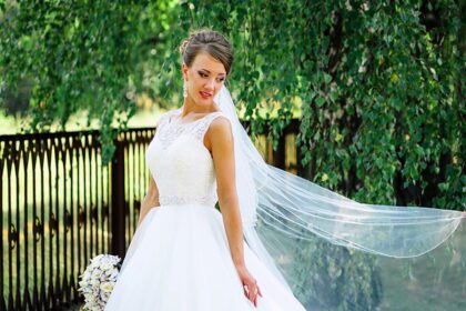 Татьяна и Иван 1 Наши невесты Татьяна и ИванНаша невеста Татьяна в свадебном платье <span class="removed_link" title="https://bliss.by/catalog/wedding-dress/madeline-gardner-new-york/svadebnoe-plate-cara-51029">CARA от всемирно известного дизайнера Madeline Gardner</span>! Платье идеально подчеркнуло все достоинства невесты, а также помогло создать очень романтичный образ принцессы.Поздравляем Татьяну и Ивана с этим ярким событием!!! Семейного благополучия и долгих лет счастливой семейной жизни!!!