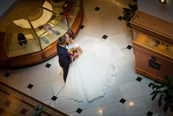 Алеся и Александр 5 Наши невесты Изящность, грация, роскошь, утонченность, красота и элегантность - всё это легко сочетается в образе нашей милой невесты Алеси! Прекрасный выбор платья дизайнерской модели <span class="removed_link" title="https://bliss.by/catalog/wedding-dress/madeline-gardner-new-york/svadebnoe-plate-clara-51012">MGNY СLARA</span> невеста решила дополнить нежным кружевом снизу, благодаря чему платье обрело новый и свежий оттенок, который идеально подчеркнул индивидуальность самой Алеси! Образ получился по-настоящему королевским, что хочется пересматривать фотографии вновь и вновь!)Поздравляем Алесю и её мужа Александра с началом долгой, счастливой семейной жизни!