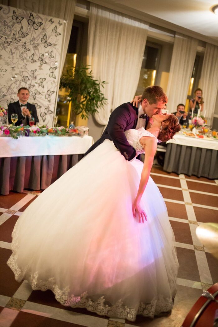 Алеся и Александр 3 Наши невесты Изящность, грация, роскошь, утонченность, красота и элегантность - всё это легко сочетается в образе нашей милой невесты Алеси! Прекрасный выбор платья дизайнерской модели <span class="removed_link" title="https://bliss.by/catalog/wedding-dress/madeline-gardner-new-york/svadebnoe-plate-clara-51012">MGNY СLARA</span> невеста решила дополнить нежным кружевом снизу, благодаря чему платье обрело новый и свежий оттенок, который идеально подчеркнул индивидуальность самой Алеси! Образ получился по-настоящему королевским, что хочется пересматривать фотографии вновь и вновь!)Поздравляем Алесю и её мужа Александра с началом долгой, счастливой семейной жизни!