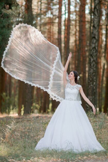 Галина и Дмитрий 1 Наши невесты Галина и ДмитрийНежность, легкость, романтичность и особенность свадебного образа Галины задает необычайно красивое венецианское кружево платья <span class="removed_link" title="https://bliss.by/catalog/wedding-dress/bliss/svadebnoe-plate-bliss-amanda">AMANDA коллекции BLISS</span>. Модель платья идеально подчеркнула всю хрупкость и женственность нашей невесты!Поздравляем Галину и Дмитрия с самым важным шагом в их жизни! Хотим пожелать, чтобы все дальнейшие шаги в жизни они совершали вместе, твердо и в ногу!