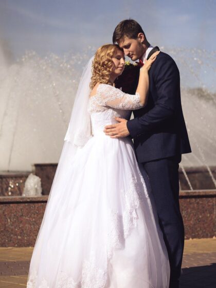 Валерия и Алексей 1 Наши невесты Необыкновенную красоту и загадочность свадебному образу невесты задает великолепное кружевное платье коллекции <span class="removed_link" title="https://bliss.by/catalog/wedding-dress/bliss/svadebnoe-plate-bliss-sherry">BLISS SHERRY</span>. Уникальность этого платья безгранична. Именно поэтому Валерия абсолютно точно и решительно выбрала для себя эту модель. Легкое кружево, с нежным рисунком по верху корсета, а также вырез "Анжелика" и рукавчики мягко подчеркивают утонченность и скромность невесты. Взбудораживающим эффектом в этом платьем обладает шлейф. Широкое кружево ниспадает по легкому разноуровневому волану. Это выглядит очень эффектно и необыкновенно. Завершенность образу придает такая деталь, как яркий, расшитый камнями поясок, который акцентирует внимание на стройности талии невесты.Валерия и Алексей! Свадебная церемония - это торжественное событие, которое соединяет Вас в одно целое. Свадебному салону "BLISS" хотелось бы пожелать Вам, чтобы Вы всегда помнили об этом. Берегите, любите, уважайте, живите друг другом, приносите только приятные взаимные чувства! Пусть Ваша супружеская жизнь будет воплощением настоящей любви, светлой и крепкой, как алмаз! Пусть эта любовь крепко соединит Вас, поможет построить свое счастье и сберечь его на долгие годы супружеской жизни! Поздравляем!