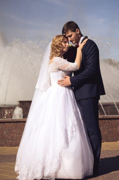 Валерия и Алексей 1 Наши невесты Необыкновенную красоту и загадочность свадебному образу невесты задает великолепное кружевное платье коллекции <span class="removed_link" title="https://bliss.by/catalog/wedding-dress/bliss/svadebnoe-plate-bliss-sherry">BLISS SHERRY</span>. Уникальность этого платья безгранична. Именно поэтому Валерия абсолютно точно и решительно выбрала для себя эту модель. Легкое кружево, с нежным рисунком по верху корсета, а также вырез "Анжелика" и рукавчики мягко подчеркивают утонченность и скромность невесты. Взбудораживающим эффектом в этом платьем обладает шлейф. Широкое кружево ниспадает по легкому разноуровневому волану. Это выглядит очень эффектно и необыкновенно. Завершенность образу придает такая деталь, как яркий, расшитый камнями поясок, который акцентирует внимание на стройности талии невесты.Валерия и Алексей! Свадебная церемония - это торжественное событие, которое соединяет Вас в одно целое. Свадебному салону "BLISS" хотелось бы пожелать Вам, чтобы Вы всегда помнили об этом. Берегите, любите, уважайте, живите друг другом, приносите только приятные взаимные чувства! Пусть Ваша супружеская жизнь будет воплощением настоящей любви, светлой и крепкой, как алмаз! Пусть эта любовь крепко соединит Вас, поможет построить свое счастье и сберечь его на долгие годы супружеской жизни! Поздравляем!