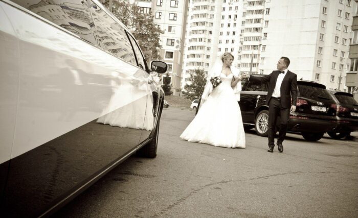 Елена и Александр 7 Наши невесты Елена и АлександрНежный, воздушный и в то же время очаровательно привлекательный образ у нашей милой невесты Елены получился благодаря пышному кружевному платью с открытым верхом <span class="removed_link" title="https://bliss.by/catalog/wedding-dress/mori-lee/svadebnoe-plate-mori-lee-2674">MORI LEE 2674</span>. Невеста выглядит очень женственной и роскошной. А длинная двухслойная фата с нежный кружевом по краю "harmony" дополнила всю красоту легкими нотками романтичности и загадочности.Свадебный салон "BLISS" от всей души хочет поздравить Вас, Елена и Александр, с этим важным событием! Желаем Вам, пусть Ваша семья станет примером среди других семей. Будьте идеалом друг для друга, наслаждайтесь каждым прикосновением, вслушивайтесь в каждое слово друг друга. Находите вместе на вопросы и задачи ответы и решения. Дорожите каждой минутой проведенной вместе. Относитесь с трепетом и уважением к своей второй половинке! Берегите свою любовь и будьте самыми счастливыми!