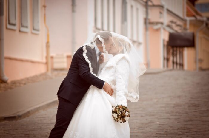 Елена и Александр 6 Наши невесты Елена и АлександрНежный, воздушный и в то же время очаровательно привлекательный образ у нашей милой невесты Елены получился благодаря пышному кружевному платью с открытым верхом <span class="removed_link" title="https://bliss.by/catalog/wedding-dress/mori-lee/svadebnoe-plate-mori-lee-2674">MORI LEE 2674</span>. Невеста выглядит очень женственной и роскошной. А длинная двухслойная фата с нежный кружевом по краю "harmony" дополнила всю красоту легкими нотками романтичности и загадочности.Свадебный салон "BLISS" от всей души хочет поздравить Вас, Елена и Александр, с этим важным событием! Желаем Вам, пусть Ваша семья станет примером среди других семей. Будьте идеалом друг для друга, наслаждайтесь каждым прикосновением, вслушивайтесь в каждое слово друг друга. Находите вместе на вопросы и задачи ответы и решения. Дорожите каждой минутой проведенной вместе. Относитесь с трепетом и уважением к своей второй половинке! Берегите свою любовь и будьте самыми счастливыми!