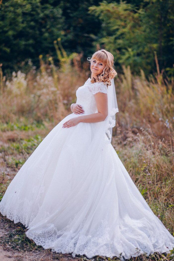 Екатерина и Павел - Наши невесты Екатерина и Павел 1 Наши невесты Свадебный образ невесты всегда начинается с выбора платья. Платьем своей мечты Екатерина определенно назвала модель <span class="removed_link" title="https://bliss.by/catalog/wedding-dress/bliss/svadebnoe-plate-bliss-sue">SUE коллекции BLISS</span>. Предпочтения невесты полностью выражены - неповторимость, легкость и романтичность. Открытый лиф, расшитый бисером, подчеркнул хрупкость плеч невесты, а кружевной низ придал воздушности образу. Для более точного отражения на снимке всех глубоких чувств нежности и воодушевленности невеста дополнила образ кружевным болеро.Екатерина, на Ваших свадебных фотографиях Вы воплощение нежности и любви, а Ваш жених Павел - галантности и мужественности! Вы выглядите самыми счастливыми на свете! Свадебный салон "BLISS" искренне хочет, чтоб это чувство счастья присутствовало в Вашей семье всегда! Пусть Ваша бесконечная любовь будет неизменной, огромное счастье - постоянным, достаток - стабильно растущим, а в собственном роскошном доме всегда звучит смех счастья! Любите, берегите, цените, заботьтесь друг о друге! Екатерина и Павел, от всей души мы поздравляем Вас!!!