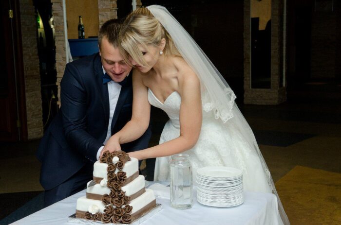 Елена и Александр 5 Наши невесты Елена и АлександрНежный, воздушный и в то же время очаровательно привлекательный образ у нашей милой невесты Елены получился благодаря пышному кружевному платью с открытым верхом <span class="removed_link" title="https://bliss.by/catalog/wedding-dress/mori-lee/svadebnoe-plate-mori-lee-2674">MORI LEE 2674</span>. Невеста выглядит очень женственной и роскошной. А длинная двухслойная фата с нежный кружевом по краю "harmony" дополнила всю красоту легкими нотками романтичности и загадочности.Свадебный салон "BLISS" от всей души хочет поздравить Вас, Елена и Александр, с этим важным событием! Желаем Вам, пусть Ваша семья станет примером среди других семей. Будьте идеалом друг для друга, наслаждайтесь каждым прикосновением, вслушивайтесь в каждое слово друг друга. Находите вместе на вопросы и задачи ответы и решения. Дорожите каждой минутой проведенной вместе. Относитесь с трепетом и уважением к своей второй половинке! Берегите свою любовь и будьте самыми счастливыми!