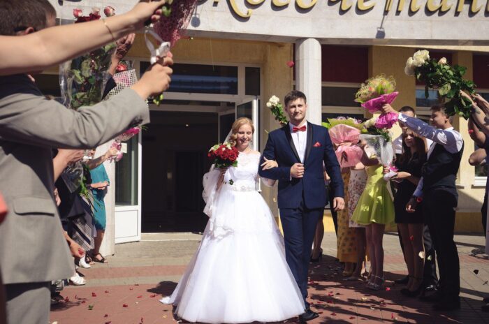 Валерия и Алексей 9 Наши невесты Необыкновенную красоту и загадочность свадебному образу невесты задает великолепное кружевное платье коллекции <span class="removed_link" title="https://bliss.by/catalog/wedding-dress/bliss/svadebnoe-plate-bliss-sherry">BLISS SHERRY</span>. Уникальность этого платья безгранична. Именно поэтому Валерия абсолютно точно и решительно выбрала для себя эту модель. Легкое кружево, с нежным рисунком по верху корсета, а также вырез "Анжелика" и рукавчики мягко подчеркивают утонченность и скромность невесты. Взбудораживающим эффектом в этом платьем обладает шлейф. Широкое кружево ниспадает по легкому разноуровневому волану. Это выглядит очень эффектно и необыкновенно. Завершенность образу придает такая деталь, как яркий, расшитый камнями поясок, который акцентирует внимание на стройности талии невесты.Валерия и Алексей! Свадебная церемония - это торжественное событие, которое соединяет Вас в одно целое. Свадебному салону "BLISS" хотелось бы пожелать Вам, чтобы Вы всегда помнили об этом. Берегите, любите, уважайте, живите друг другом, приносите только приятные взаимные чувства! Пусть Ваша супружеская жизнь будет воплощением настоящей любви, светлой и крепкой, как алмаз! Пусть эта любовь крепко соединит Вас, поможет построить свое счастье и сберечь его на долгие годы супружеской жизни! Поздравляем!