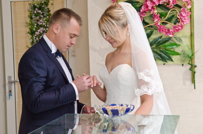 Елена и Александр 2 Наши невесты Елена и АлександрНежный, воздушный и в то же время очаровательно привлекательный образ у нашей милой невесты Елены получился благодаря пышному кружевному платью с открытым верхом <span class="removed_link" title="https://bliss.by/catalog/wedding-dress/mori-lee/svadebnoe-plate-mori-lee-2674">MORI LEE 2674</span>. Невеста выглядит очень женственной и роскошной. А длинная двухслойная фата с нежный кружевом по краю "harmony" дополнила всю красоту легкими нотками романтичности и загадочности.Свадебный салон "BLISS" от всей души хочет поздравить Вас, Елена и Александр, с этим важным событием! Желаем Вам, пусть Ваша семья станет примером среди других семей. Будьте идеалом друг для друга, наслаждайтесь каждым прикосновением, вслушивайтесь в каждое слово друг друга. Находите вместе на вопросы и задачи ответы и решения. Дорожите каждой минутой проведенной вместе. Относитесь с трепетом и уважением к своей второй половинке! Берегите свою любовь и будьте самыми счастливыми!