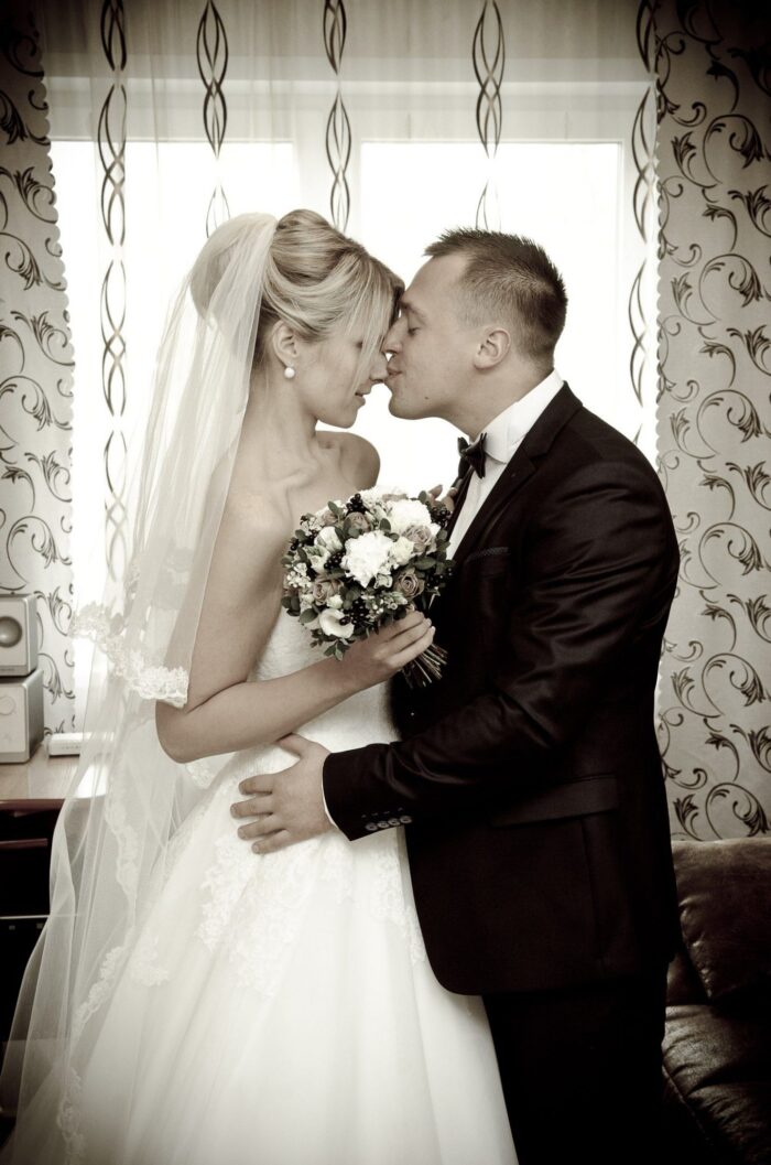 Елена и Александр 1 Наши невесты Елена и АлександрНежный, воздушный и в то же время очаровательно привлекательный образ у нашей милой невесты Елены получился благодаря пышному кружевному платью с открытым верхом <span class="removed_link" title="https://bliss.by/catalog/wedding-dress/mori-lee/svadebnoe-plate-mori-lee-2674">MORI LEE 2674</span>. Невеста выглядит очень женственной и роскошной. А длинная двухслойная фата с нежный кружевом по краю "harmony" дополнила всю красоту легкими нотками романтичности и загадочности.Свадебный салон "BLISS" от всей души хочет поздравить Вас, Елена и Александр, с этим важным событием! Желаем Вам, пусть Ваша семья станет примером среди других семей. Будьте идеалом друг для друга, наслаждайтесь каждым прикосновением, вслушивайтесь в каждое слово друг друга. Находите вместе на вопросы и задачи ответы и решения. Дорожите каждой минутой проведенной вместе. Относитесь с трепетом и уважением к своей второй половинке! Берегите свою любовь и будьте самыми счастливыми!