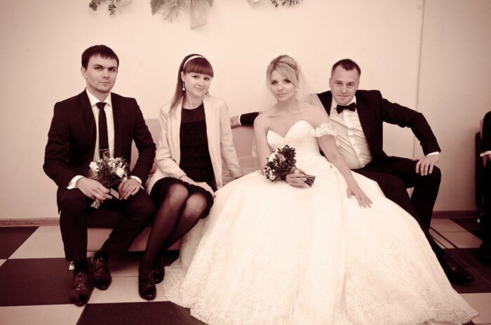 Елена и Александр 4 Наши невесты Елена и АлександрНежный, воздушный и в то же время очаровательно привлекательный образ у нашей милой невесты Елены получился благодаря пышному кружевному платью с открытым верхом <span class="removed_link" title="https://bliss.by/catalog/wedding-dress/mori-lee/svadebnoe-plate-mori-lee-2674">MORI LEE 2674</span>. Невеста выглядит очень женственной и роскошной. А длинная двухслойная фата с нежный кружевом по краю "harmony" дополнила всю красоту легкими нотками романтичности и загадочности.Свадебный салон "BLISS" от всей души хочет поздравить Вас, Елена и Александр, с этим важным событием! Желаем Вам, пусть Ваша семья станет примером среди других семей. Будьте идеалом друг для друга, наслаждайтесь каждым прикосновением, вслушивайтесь в каждое слово друг друга. Находите вместе на вопросы и задачи ответы и решения. Дорожите каждой минутой проведенной вместе. Относитесь с трепетом и уважением к своей второй половинке! Берегите свою любовь и будьте самыми счастливыми!