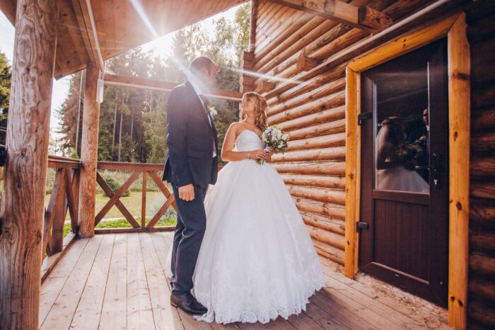 Екатерина и Павел - Наши невесты Екатерина и Павел 3 Наши невесты Свадебный образ невесты всегда начинается с выбора платья. Платьем своей мечты Екатерина определенно назвала модель <span class="removed_link" title="https://bliss.by/catalog/wedding-dress/bliss/svadebnoe-plate-bliss-sue">SUE коллекции BLISS</span>. Предпочтения невесты полностью выражены - неповторимость, легкость и романтичность. Открытый лиф, расшитый бисером, подчеркнул хрупкость плеч невесты, а кружевной низ придал воздушности образу. Для более точного отражения на снимке всех глубоких чувств нежности и воодушевленности невеста дополнила образ кружевным болеро.Екатерина, на Ваших свадебных фотографиях Вы воплощение нежности и любви, а Ваш жених Павел - галантности и мужественности! Вы выглядите самыми счастливыми на свете! Свадебный салон "BLISS" искренне хочет, чтоб это чувство счастья присутствовало в Вашей семье всегда! Пусть Ваша бесконечная любовь будет неизменной, огромное счастье - постоянным, достаток - стабильно растущим, а в собственном роскошном доме всегда звучит смех счастья! Любите, берегите, цените, заботьтесь друг о друге! Екатерина и Павел, от всей души мы поздравляем Вас!!!