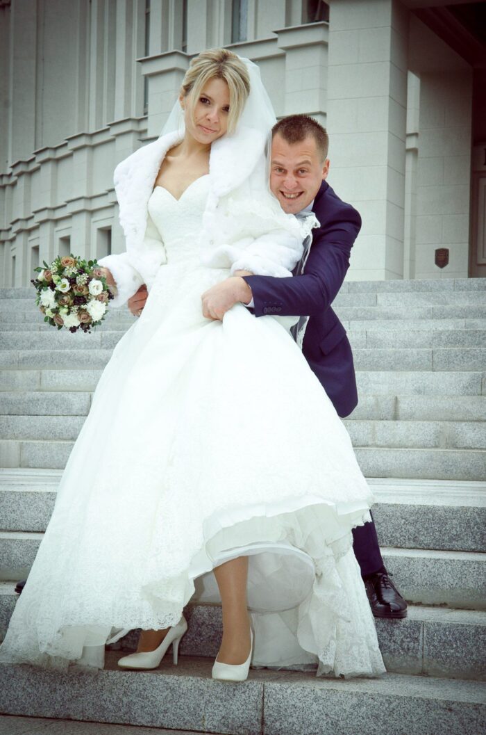 Елена и Александр 1 Наши невесты Елена и АлександрНежный, воздушный и в то же время очаровательно привлекательный образ у нашей милой невесты Елены получился благодаря пышному кружевному платью с открытым верхом <span class="removed_link" title="https://bliss.by/catalog/wedding-dress/mori-lee/svadebnoe-plate-mori-lee-2674">MORI LEE 2674</span>. Невеста выглядит очень женственной и роскошной. А длинная двухслойная фата с нежный кружевом по краю "harmony" дополнила всю красоту легкими нотками романтичности и загадочности.Свадебный салон "BLISS" от всей души хочет поздравить Вас, Елена и Александр, с этим важным событием! Желаем Вам, пусть Ваша семья станет примером среди других семей. Будьте идеалом друг для друга, наслаждайтесь каждым прикосновением, вслушивайтесь в каждое слово друг друга. Находите вместе на вопросы и задачи ответы и решения. Дорожите каждой минутой проведенной вместе. Относитесь с трепетом и уважением к своей второй половинке! Берегите свою любовь и будьте самыми счастливыми!