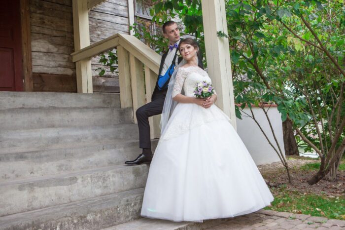 Ксения и Александр 1 Наши невесты <p style="text-align: justify;">Особенную нежность свадебному образу невесты всегда задают кружева. Легкое кружево великолепного пышного платья <span class="removed_link" title="https://bliss.by/catalog/cat-wedding-dress/bliss/svadebnoe-plate-bliss-sherry">BLISS SHERRY</span>, с нежным рисунком по верху корсета, а также вырез "Анжелика" и рукавчики "в три четверти" мягко и точно подчеркивают утонченность, чуткость и чувственность невесты Ксении. Взбудораживающим эффектом в этом платьем обладает шлейф. Широкое кружево ниспадает по легкому разноуровневому волану. Это выглядит очень эффектно и необыкновенно. Также, кружево по шлейфу и верх корсета расшит бисером и пайетками, что придает образу необыкновенное играющее мерцание. Завершенность образу придает такая деталь, как яркий, расшитый камнями поясок, который акцентирует внимание на стройности талии невесты.</p>
<p style="text-align: justify;">Ксения и Александр! Коллектив свадебного салона "BLISS" желает Вам идти по жизни всегда рядом и с улыбкой! Желаем, чтобы Ваш дом всегда был надежным местом в этой жизни, а также, чтобы в нем царила атмосфера тепла, любви и взаимопонимания! Поздравляем от всей души!!!</p>