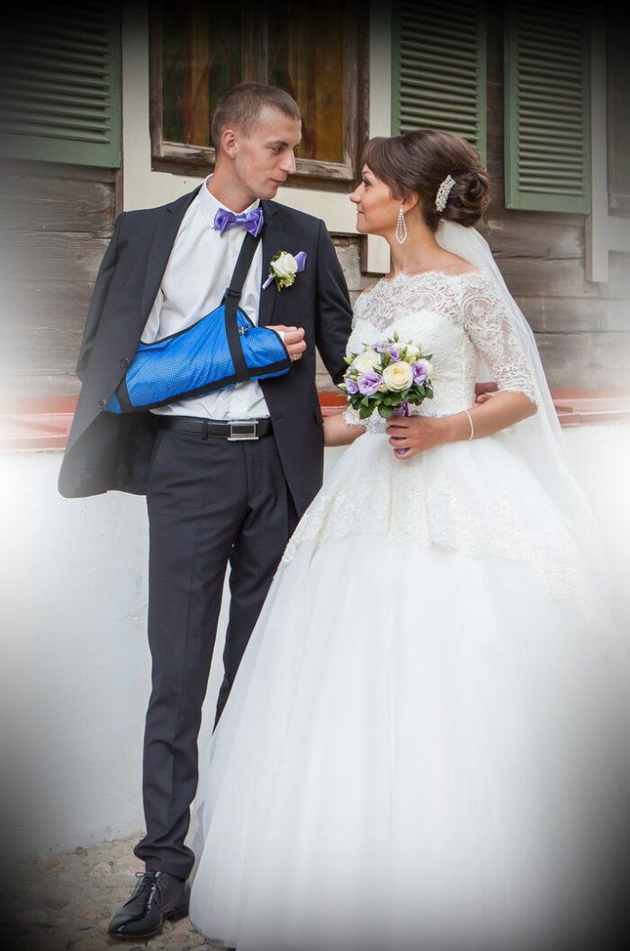 Ксения и Александр 2 Наши невесты <p style="text-align: justify;">Особенную нежность свадебному образу невесты всегда задают кружева. Легкое кружево великолепного пышного платья <span class="removed_link" title="https://bliss.by/catalog/cat-wedding-dress/bliss/svadebnoe-plate-bliss-sherry">BLISS SHERRY</span>, с нежным рисунком по верху корсета, а также вырез "Анжелика" и рукавчики "в три четверти" мягко и точно подчеркивают утонченность, чуткость и чувственность невесты Ксении. Взбудораживающим эффектом в этом платьем обладает шлейф. Широкое кружево ниспадает по легкому разноуровневому волану. Это выглядит очень эффектно и необыкновенно. Также, кружево по шлейфу и верх корсета расшит бисером и пайетками, что придает образу необыкновенное играющее мерцание. Завершенность образу придает такая деталь, как яркий, расшитый камнями поясок, который акцентирует внимание на стройности талии невесты.</p>
<p style="text-align: justify;">Ксения и Александр! Коллектив свадебного салона "BLISS" желает Вам идти по жизни всегда рядом и с улыбкой! Желаем, чтобы Ваш дом всегда был надежным местом в этой жизни, а также, чтобы в нем царила атмосфера тепла, любви и взаимопонимания! Поздравляем от всей души!!!</p>