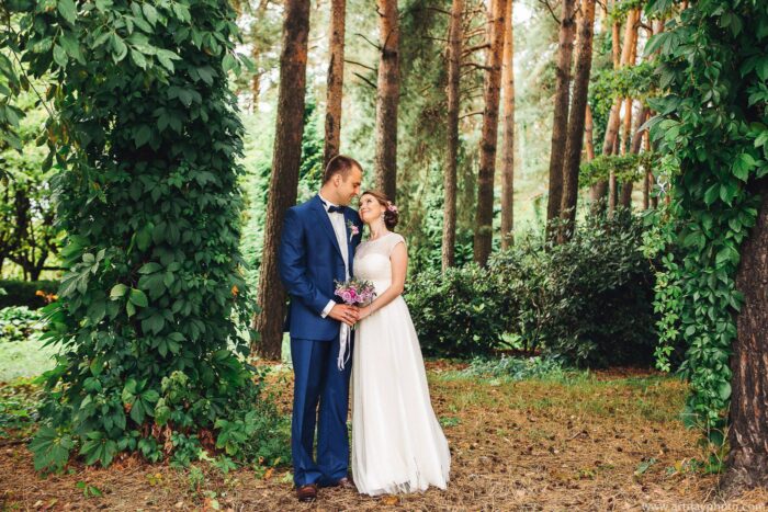 Маргарита и Сергей 2 Наши невесты <p style="text-align: justify;">Свадебное платье в стиле "ПРОВАНС", безусловно, ассоциируется с одноименным французским регионом, известным своей живописной природой. Именно поэтому наряд нашей бесподобной невесты Маргариты, выбравшей данный стиль, отличает неброская, сдержанная красота, утонченная элегантность и в то же время чарующая простота. Выбором свадебного наряда невесты без сомнений стала легкая модель платья коллекции <span class="removed_link" title="https://bliss.by/catalog/cat-wedding-dress/bliss/svadebnoe-plate-adel">LEZARDI ADEL</span>! Из представленной на выбор палитры Маргарита выбрала насыщенный оттенок шампань. Мягкость кружева по верху лифа, легкие струящиеся ткани, не перегруженные декоративными элементами – основа этого стиля, в котором очарование невесты подчеркнуто еще больше за счет естественного макияжа и винтажных украшений.</p>
<p style="text-align: justify;">Маргарита и Сергей! Примите самые искренние пожелания от свадебного салона "BLISS"! Пусть жизнь Ваша будет полна счастьем, а удача и фортуна не проходят никогда мимо! Храните ту нежность, которая вас объединяет! Сияйте, сияйте всю жизнь так, как на этих фото! Обнимайте и целуйте друг друга чаще и чаще! Шагайте по своему пути крепко держась за руки! Любите, цените, берегите, уважайте и дышите вашими чувствами! Поздравляем!!!</p>