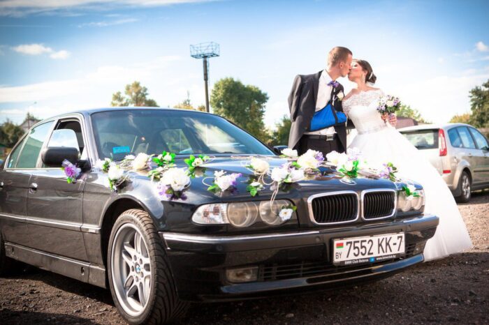 Ксения и Александр 8 Наши невесты <p style="text-align: justify;">Особенную нежность свадебному образу невесты всегда задают кружева. Легкое кружево великолепного пышного платья <span class="removed_link" title="https://bliss.by/catalog/cat-wedding-dress/bliss/svadebnoe-plate-bliss-sherry">BLISS SHERRY</span>, с нежным рисунком по верху корсета, а также вырез "Анжелика" и рукавчики "в три четверти" мягко и точно подчеркивают утонченность, чуткость и чувственность невесты Ксении. Взбудораживающим эффектом в этом платьем обладает шлейф. Широкое кружево ниспадает по легкому разноуровневому волану. Это выглядит очень эффектно и необыкновенно. Также, кружево по шлейфу и верх корсета расшит бисером и пайетками, что придает образу необыкновенное играющее мерцание. Завершенность образу придает такая деталь, как яркий, расшитый камнями поясок, который акцентирует внимание на стройности талии невесты.</p>
<p style="text-align: justify;">Ксения и Александр! Коллектив свадебного салона "BLISS" желает Вам идти по жизни всегда рядом и с улыбкой! Желаем, чтобы Ваш дом всегда был надежным местом в этой жизни, а также, чтобы в нем царила атмосфера тепла, любви и взаимопонимания! Поздравляем от всей души!!!</p>