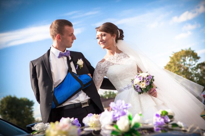 Ксения и Александр 6 Наши невесты <p style="text-align: justify;">Особенную нежность свадебному образу невесты всегда задают кружева. Легкое кружево великолепного пышного платья <span class="removed_link" title="https://bliss.by/catalog/cat-wedding-dress/bliss/svadebnoe-plate-bliss-sherry">BLISS SHERRY</span>, с нежным рисунком по верху корсета, а также вырез "Анжелика" и рукавчики "в три четверти" мягко и точно подчеркивают утонченность, чуткость и чувственность невесты Ксении. Взбудораживающим эффектом в этом платьем обладает шлейф. Широкое кружево ниспадает по легкому разноуровневому волану. Это выглядит очень эффектно и необыкновенно. Также, кружево по шлейфу и верх корсета расшит бисером и пайетками, что придает образу необыкновенное играющее мерцание. Завершенность образу придает такая деталь, как яркий, расшитый камнями поясок, который акцентирует внимание на стройности талии невесты.</p>
<p style="text-align: justify;">Ксения и Александр! Коллектив свадебного салона "BLISS" желает Вам идти по жизни всегда рядом и с улыбкой! Желаем, чтобы Ваш дом всегда был надежным местом в этой жизни, а также, чтобы в нем царила атмосфера тепла, любви и взаимопонимания! Поздравляем от всей души!!!</p>