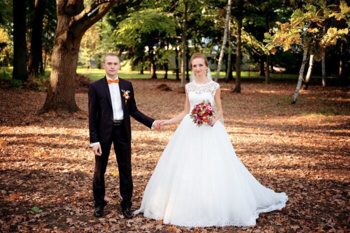 Светлана и Александр 5 Наши невесты <p style="text-align: justify;">Невероятно нежная и впечатляющая модель пышного свадебного платья коллекции <span class="removed_link" title="https://bliss.by/catalog/cat-wedding-dress/bliss/svadebnoe-plate-bliss-amanda">BLISS AMANDA</span> в IVORY цвете представлена на очаровательной невесте Светлане! Верх корсета прекрасно выполнен из деликатного венецианского кружева, от чего образ проникает до глубины души за счет ранимости и тонкости деталей. Низ юбки также выполнен из кружевных элементов венецианского кружева. Шедеврально на снимках невесты представлена спинка, просвечивающееся кружево придает образу женственности, искренности и подчеркивает сексуальность невесты! Поясок из камней лишь дополняет всю красоту, привлекая внимание на стройную талию!</p>
<p style="text-align: justify;">Светлана и Александр, свадебный салон "BLISS" поздравляет Вас с самым важным днем в Вашей жизни! Живите в гармонии, дарите друг другу внимание, будьте терпимы, уважительны к своей половинке. Пусть ваши сердца тянутся друг к другу, пусть не гаснет в них страсть и нежность. Прислушивайтесь друг к другу, старайтесь угадывать чувства и настроение друг друга – это очень важно в семейной жизни! Счастья вам на вашем совместном пути!</p>