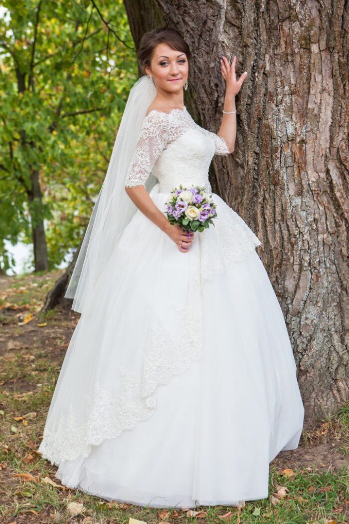 Ксения и Александр 3 Наши невесты <p style="text-align: justify;">Особенную нежность свадебному образу невесты всегда задают кружева. Легкое кружево великолепного пышного платья <span class="removed_link" title="https://bliss.by/catalog/cat-wedding-dress/bliss/svadebnoe-plate-bliss-sherry">BLISS SHERRY</span>, с нежным рисунком по верху корсета, а также вырез "Анжелика" и рукавчики "в три четверти" мягко и точно подчеркивают утонченность, чуткость и чувственность невесты Ксении. Взбудораживающим эффектом в этом платьем обладает шлейф. Широкое кружево ниспадает по легкому разноуровневому волану. Это выглядит очень эффектно и необыкновенно. Также, кружево по шлейфу и верх корсета расшит бисером и пайетками, что придает образу необыкновенное играющее мерцание. Завершенность образу придает такая деталь, как яркий, расшитый камнями поясок, который акцентирует внимание на стройности талии невесты.</p>
<p style="text-align: justify;">Ксения и Александр! Коллектив свадебного салона "BLISS" желает Вам идти по жизни всегда рядом и с улыбкой! Желаем, чтобы Ваш дом всегда был надежным местом в этой жизни, а также, чтобы в нем царила атмосфера тепла, любви и взаимопонимания! Поздравляем от всей души!!!</p>