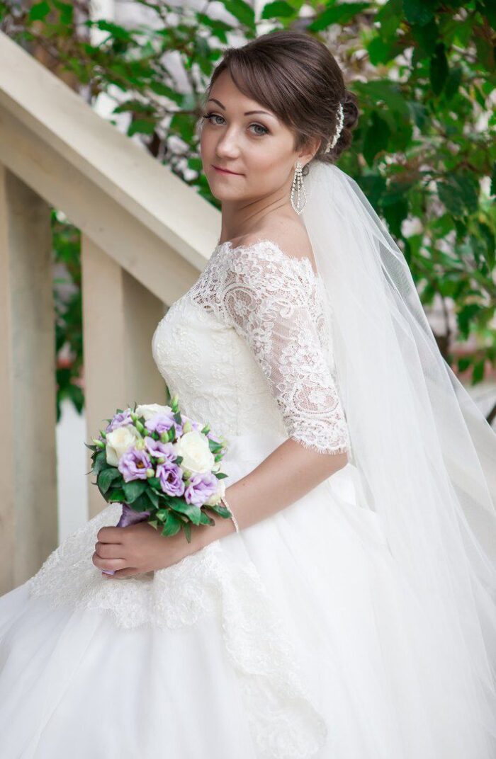 Ксения и Александр 1 Наши невесты <p style="text-align: justify;">Особенную нежность свадебному образу невесты всегда задают кружева. Легкое кружево великолепного пышного платья <span class="removed_link" title="https://bliss.by/catalog/cat-wedding-dress/bliss/svadebnoe-plate-bliss-sherry">BLISS SHERRY</span>, с нежным рисунком по верху корсета, а также вырез "Анжелика" и рукавчики "в три четверти" мягко и точно подчеркивают утонченность, чуткость и чувственность невесты Ксении. Взбудораживающим эффектом в этом платьем обладает шлейф. Широкое кружево ниспадает по легкому разноуровневому волану. Это выглядит очень эффектно и необыкновенно. Также, кружево по шлейфу и верх корсета расшит бисером и пайетками, что придает образу необыкновенное играющее мерцание. Завершенность образу придает такая деталь, как яркий, расшитый камнями поясок, который акцентирует внимание на стройности талии невесты.</p>
<p style="text-align: justify;">Ксения и Александр! Коллектив свадебного салона "BLISS" желает Вам идти по жизни всегда рядом и с улыбкой! Желаем, чтобы Ваш дом всегда был надежным местом в этой жизни, а также, чтобы в нем царила атмосфера тепла, любви и взаимопонимания! Поздравляем от всей души!!!</p>