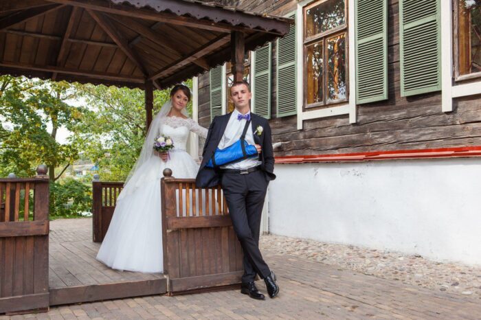 Ксения и Александр 9 Наши невесты <p style="text-align: justify;">Особенную нежность свадебному образу невесты всегда задают кружева. Легкое кружево великолепного пышного платья <span class="removed_link" title="https://bliss.by/catalog/cat-wedding-dress/bliss/svadebnoe-plate-bliss-sherry">BLISS SHERRY</span>, с нежным рисунком по верху корсета, а также вырез "Анжелика" и рукавчики "в три четверти" мягко и точно подчеркивают утонченность, чуткость и чувственность невесты Ксении. Взбудораживающим эффектом в этом платьем обладает шлейф. Широкое кружево ниспадает по легкому разноуровневому волану. Это выглядит очень эффектно и необыкновенно. Также, кружево по шлейфу и верх корсета расшит бисером и пайетками, что придает образу необыкновенное играющее мерцание. Завершенность образу придает такая деталь, как яркий, расшитый камнями поясок, который акцентирует внимание на стройности талии невесты.</p>
<p style="text-align: justify;">Ксения и Александр! Коллектив свадебного салона "BLISS" желает Вам идти по жизни всегда рядом и с улыбкой! Желаем, чтобы Ваш дом всегда был надежным местом в этой жизни, а также, чтобы в нем царила атмосфера тепла, любви и взаимопонимания! Поздравляем от всей души!!!</p>