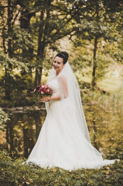 Алеся и Сергей 1 Наши невесты <p style="text-align: justify;">Нежная, трепетная, женственная и в то же время статная, изящная и грациозная невеста Алеся. Великолепный выбор свадебного наряда легко пал на американскую модель платья А-силуэта <span class="removed_link" title="https://bliss.by/catalog/cat-wedding-dress/mori-lee/svadebnoe-plate-mori-lee-1957">MORI LEE 1957</span>. Платье очень тонко и точно подчеркнуло идеальную и миниатюрную фигуру невесты. Вырез "лодочка" красиво подчеркивает линии шеи и плеч. А открытая V-образная спинка придает образу нотки изысканности и очарования. Также для незабываемого впечатления Алеся дополнила свой образ пояском из камней Swаrovski, который непринужденно акцентировал внимание на тонкой талии, а пышный бантик сзади только лишь придал воздушность и легкость.</p>
<p style="text-align: justify;">Алеся и Сергей, свадебный салон "BLISS" желает Вам, чтобы жизнь Ваша была схожа со сказкой, чтоб каждый день становился воплощением волшебства и настоящего чуда и приносил только чудесные мгновения радости! Чтобы все задуманное, все мечты и желания воплощались в жизнь, чтобы все совместные дела заканчивались легко и успешно, чтобы в жизни Вас всегда преследовала удача! Мы Вам желаем понимать друг друга с полуслова, с полувзгляда, видеть повсюду только доброе и прекрасное! Поздравляем!!!</p>