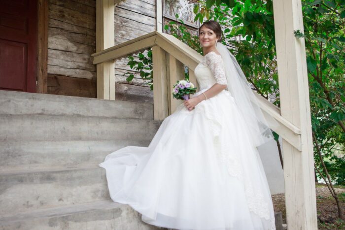 Ксения и Александр 5 Наши невесты <p style="text-align: justify;">Особенную нежность свадебному образу невесты всегда задают кружева. Легкое кружево великолепного пышного платья <span class="removed_link" title="https://bliss.by/catalog/cat-wedding-dress/bliss/svadebnoe-plate-bliss-sherry">BLISS SHERRY</span>, с нежным рисунком по верху корсета, а также вырез "Анжелика" и рукавчики "в три четверти" мягко и точно подчеркивают утонченность, чуткость и чувственность невесты Ксении. Взбудораживающим эффектом в этом платьем обладает шлейф. Широкое кружево ниспадает по легкому разноуровневому волану. Это выглядит очень эффектно и необыкновенно. Также, кружево по шлейфу и верх корсета расшит бисером и пайетками, что придает образу необыкновенное играющее мерцание. Завершенность образу придает такая деталь, как яркий, расшитый камнями поясок, который акцентирует внимание на стройности талии невесты.</p>
<p style="text-align: justify;">Ксения и Александр! Коллектив свадебного салона "BLISS" желает Вам идти по жизни всегда рядом и с улыбкой! Желаем, чтобы Ваш дом всегда был надежным местом в этой жизни, а также, чтобы в нем царила атмосфера тепла, любви и взаимопонимания! Поздравляем от всей души!!!</p>