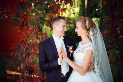 Светлана и Александр 1 Наши невесты <p style="text-align: justify;">Невероятно нежная и впечатляющая модель пышного свадебного платья коллекции <span class="removed_link" title="https://bliss.by/catalog/cat-wedding-dress/bliss/svadebnoe-plate-bliss-amanda">BLISS AMANDA</span> в IVORY цвете представлена на очаровательной невесте Светлане! Верх корсета прекрасно выполнен из деликатного венецианского кружева, от чего образ проникает до глубины души за счет ранимости и тонкости деталей. Низ юбки также выполнен из кружевных элементов венецианского кружева. Шедеврально на снимках невесты представлена спинка, просвечивающееся кружево придает образу женственности, искренности и подчеркивает сексуальность невесты! Поясок из камней лишь дополняет всю красоту, привлекая внимание на стройную талию!</p>
<p style="text-align: justify;">Светлана и Александр, свадебный салон "BLISS" поздравляет Вас с самым важным днем в Вашей жизни! Живите в гармонии, дарите друг другу внимание, будьте терпимы, уважительны к своей половинке. Пусть ваши сердца тянутся друг к другу, пусть не гаснет в них страсть и нежность. Прислушивайтесь друг к другу, старайтесь угадывать чувства и настроение друг друга – это очень важно в семейной жизни! Счастья вам на вашем совместном пути!</p>