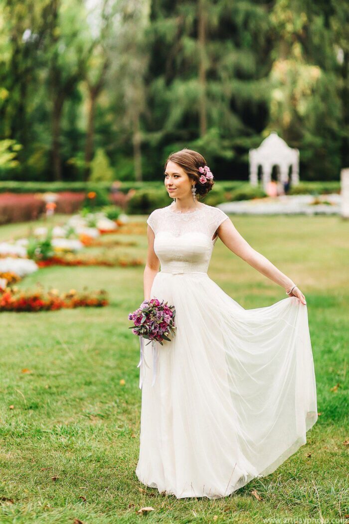 Маргарита и Сергей 5 Наши невесты <p style="text-align: justify;">Свадебное платье в стиле "ПРОВАНС", безусловно, ассоциируется с одноименным французским регионом, известным своей живописной природой. Именно поэтому наряд нашей бесподобной невесты Маргариты, выбравшей данный стиль, отличает неброская, сдержанная красота, утонченная элегантность и в то же время чарующая простота. Выбором свадебного наряда невесты без сомнений стала легкая модель платья коллекции <span class="removed_link" title="https://bliss.by/catalog/cat-wedding-dress/bliss/svadebnoe-plate-adel">LEZARDI ADEL</span>! Из представленной на выбор палитры Маргарита выбрала насыщенный оттенок шампань. Мягкость кружева по верху лифа, легкие струящиеся ткани, не перегруженные декоративными элементами – основа этого стиля, в котором очарование невесты подчеркнуто еще больше за счет естественного макияжа и винтажных украшений.</p>
<p style="text-align: justify;">Маргарита и Сергей! Примите самые искренние пожелания от свадебного салона "BLISS"! Пусть жизнь Ваша будет полна счастьем, а удача и фортуна не проходят никогда мимо! Храните ту нежность, которая вас объединяет! Сияйте, сияйте всю жизнь так, как на этих фото! Обнимайте и целуйте друг друга чаще и чаще! Шагайте по своему пути крепко держась за руки! Любите, цените, берегите, уважайте и дышите вашими чувствами! Поздравляем!!!</p>