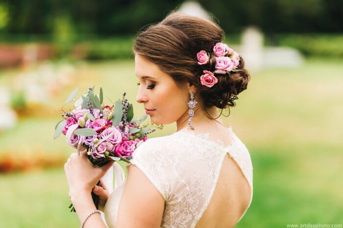 Маргарита и Сергей 6 Наши невесты <p style="text-align: justify;">Свадебное платье в стиле "ПРОВАНС", безусловно, ассоциируется с одноименным французским регионом, известным своей живописной природой. Именно поэтому наряд нашей бесподобной невесты Маргариты, выбравшей данный стиль, отличает неброская, сдержанная красота, утонченная элегантность и в то же время чарующая простота. Выбором свадебного наряда невесты без сомнений стала легкая модель платья коллекции <span class="removed_link" title="https://bliss.by/catalog/cat-wedding-dress/bliss/svadebnoe-plate-adel">LEZARDI ADEL</span>! Из представленной на выбор палитры Маргарита выбрала насыщенный оттенок шампань. Мягкость кружева по верху лифа, легкие струящиеся ткани, не перегруженные декоративными элементами – основа этого стиля, в котором очарование невесты подчеркнуто еще больше за счет естественного макияжа и винтажных украшений.</p>
<p style="text-align: justify;">Маргарита и Сергей! Примите самые искренние пожелания от свадебного салона "BLISS"! Пусть жизнь Ваша будет полна счастьем, а удача и фортуна не проходят никогда мимо! Храните ту нежность, которая вас объединяет! Сияйте, сияйте всю жизнь так, как на этих фото! Обнимайте и целуйте друг друга чаще и чаще! Шагайте по своему пути крепко держась за руки! Любите, цените, берегите, уважайте и дышите вашими чувствами! Поздравляем!!!</p>