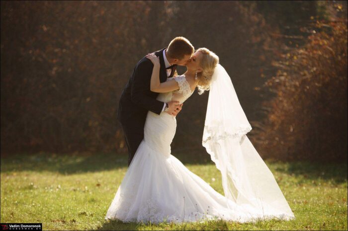 Евгения и Александр - Наши невесты Евгения и Александр 7 Наши невесты <p style="text-align: justify;">Евгения и Александр</p>
<p style="text-align: justify;">Одним из важных критериев при выборе платья своей мечты - это первые ощущения и эмоции, чувства счастья, восторга, восхищения, упоения только при одном виде свадебного наряда на себе! "Да, я Королева!!!" - именно такие чувственные порывы сопровождали нашу бесподобную невесту Евгению! Безмерно женственная модель силуэта "русалка" американской коллекции <span class="removed_link" title="https://bliss.by/catalog/cat-wedding-dress/mori-lee/svadebnoe-plate-blu-5305">MORI LEE 5305</span> помогла создать тот самый образ мечты в самый ответственный и важный день в своей жизни невесты! Кружевные элементы по верху лифа, спинки и шлейфу прекрасно подчеркивают нежную и романтичную натуру Евгении, а драпировка по платью только подчеркнула идеальную фигурку неотразимой Королевы своего праздника!</p>
<p style="text-align: justify;">Евгения и Александр! Коллектив свадебного салона "BLISS" безмерно рад и поздравляет Вас со вступлением в долгожданный союз любви! Желаем Вам идти по жизни плечом к плечу, чтобы в жизни Вас с распростертыми объятиями встречали только самые яркие семейные события, чтобы на Ваши плечи ложились исключительно легкие и приятные заботы и обязанности, чтобы все дела Вы делали вместе, ободряя и поддерживая друг друга, чтобы в Ваших сердцах с каждым днем все больше и больше разгорался огонь взаимной любви! Поздравляем!!!</p>