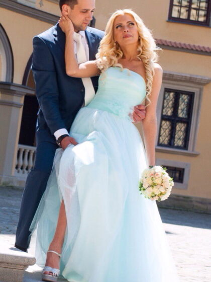 Светлана 1 Наши невесты <p style="text-align: justify;">Не бойтесь быть яркой, особенной и уникальной!!!) Весна уже стучится в наши сердца! Пробуйте свежие, необычные и весенние оттенки в свадебном образе!!! Именно так и решила для себя сделать наша милая невеста Светлана! А-силуэтное легкое свадебное платье <span class="removed_link" title="https://bliss.by/catalog/cat-wedding-dress/bliss/svadebnoe-plate-antonia">ANTONIA коллекции LEZARDI</span> в очень приятном оттенке мятного цвета не оставит равнодушным ни одну из решительных и энергичных невест!</p>
<p style="text-align: justify;">Поздравляем молодоженов с этим долгожданным событием! Свадебный салон "BLISS" желает, чтоб это состояние весны, тепла, солнца и любви оставались в Ваших сердцах на долгие-долгие-долгие годы!</p>