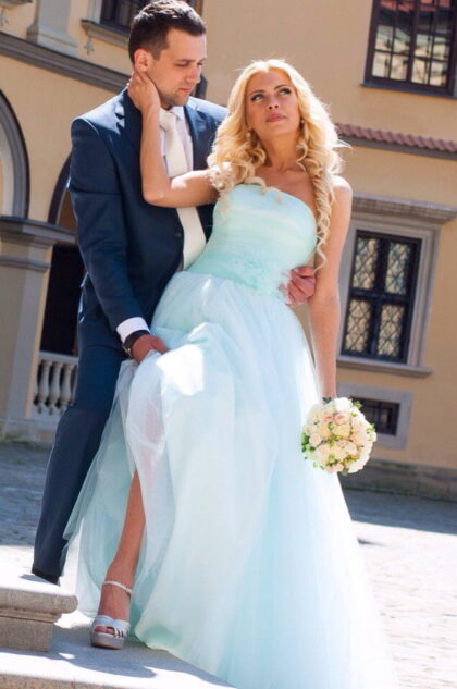 Светлана 1 Наши невесты <p style="text-align: justify;">Не бойтесь быть яркой, особенной и уникальной!!!) Весна уже стучится в наши сердца! Пробуйте свежие, необычные и весенние оттенки в свадебном образе!!! Именно так и решила для себя сделать наша милая невеста Светлана! А-силуэтное легкое свадебное платье <span class="removed_link" title="https://bliss.by/catalog/cat-wedding-dress/bliss/svadebnoe-plate-antonia">ANTONIA коллекции LEZARDI</span> в очень приятном оттенке мятного цвета не оставит равнодушным ни одну из решительных и энергичных невест!</p>
<p style="text-align: justify;">Поздравляем молодоженов с этим долгожданным событием! Свадебный салон "BLISS" желает, чтоб это состояние весны, тепла, солнца и любви оставались в Ваших сердцах на долгие-долгие-долгие годы!</p>