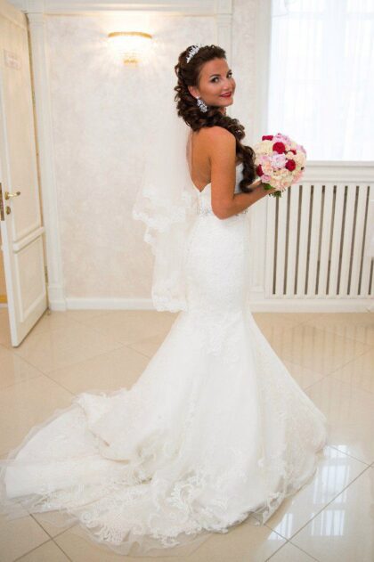 Кристина и Денис 1 Наши невесты <p style="text-align: justify;">Невероятная, обворожительная, блистательная невеста Кристина!!! Её выбор незамедлительно пал на восхитительную американскую модель коллекции MGNY CHARLOTTE!!! Волшебная посадка силуэта "русалка" идеально подчеркнула все линии изгибов потрясающей фигуры невесты!!! Именно CHARLOTTE по мнению нашего салона можно считать эталоном силуэта "русалка"! Королевский образ Кристины дополнен двухслойной фатой с нежнейшим кружевом "harmony" и блестящими аксессуарами!!!</p>
<p style="text-align: justify;">Дорогие Кристина и Денис!!! Свадебный салон "BLISS" от всего сердца поздравляет Вас с самым важным событием в Вашей жизни! Пусть этот новый этап принесет Вам только великое счастье, безграничную радость и нескончаемую волну ярких событий!!! Наслаждайтесь жизнью и получайте удовольствие от каждой минуты, когда Вы рядом! Пусть всё новое будет ярким и красочным! Совершайте вместе маленькие открытия и не уставайте удивлять другу друга!!! Пусть каждая Ваша улыбка согревает взаимные чувства, поддерживает огонь желания быть вместе и позволяет сохранить теплоту семейных отношений!!!</p>