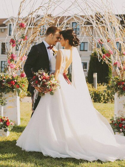 Екатерина и Алексей 1 Наши невесты <p style="text-align: justify;">Екатерина и Алексей</p>
<p style="text-align: justify;">Настоящая голливудская свадьба - это мечта любой невесты! Безупречная невеста Екатерина и элегантный жених Алексей с лёгкостью сделали свой праздник по-настоящему особенным и запоминающимся, акцентируя внимание на самом модном цвете 2015 года марсала - естественном, надежном и натуральном оттенке красного вина. Невеста также дополнила этим тоном свой свадебный образ в виде расшитого из камней swarovski и исключительного бисера пояска. Главным свадебным нарядом своей мечты Екатерина выбрала великолепную пышную ультрамодную модель платья американской дизайнерской коллекции <span class="removed_link" title="https://bliss.by/catalog/cat-wedding-dress/madeline-gardner-new-york/svadebnoe-plate-cara-51029">MADELINE GARDNER OF NEW YORK - CARA 51029</span> в ivory цвете! Платье бесконечно уникально! Закрытое полупрозрачное декольте с вырезом "лодочка" безупречно подчеркнул хрупкость плеч невесты, а открытая "V-образная" спинка акцентирует внимание на сексуальности и женственности главной героини! Легкий тюльмариновый шлейф, который выкладывается волнами только лишь дополняет всю красоту нотками естественности, изысканности, элегантности и непринужденности!</p>
<p style="text-align: justify;">Екатерина и Алексей! Ваши фото пропитаны любовью, трепетом, нежностью друг к другу! Свадебный салон "BLISS" поздравляет Вас с этим чудесным событием - рождением Вашей семьи! Желаем сохранить все эти эмоции и чувства навсегда! Светитесь от счастья, восхищайтесь романтикой и теплотой чувств! Цените каждую секундочку проведенную рядом! Доказывайте и убеждайтесь с каждым днем, что Ваш обоюдный выбор был правильным и настоящим! Поздравляем!!!</p>