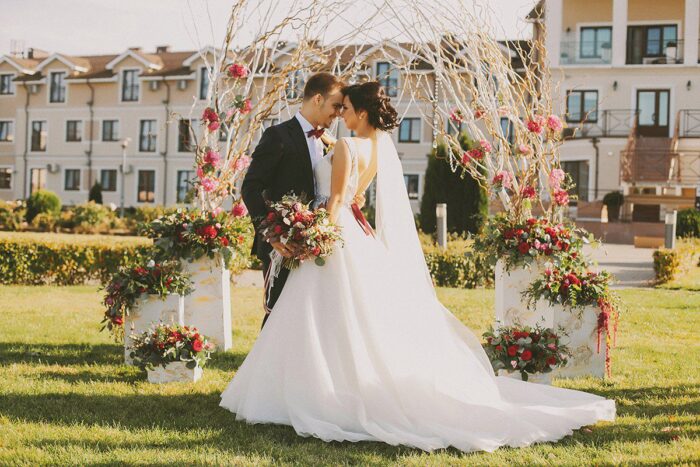 Екатерина и Алексей 1 Наши невесты <p style="text-align: justify;">Екатерина и Алексей</p>
<p style="text-align: justify;">Настоящая голливудская свадьба - это мечта любой невесты! Безупречная невеста Екатерина и элегантный жених Алексей с лёгкостью сделали свой праздник по-настоящему особенным и запоминающимся, акцентируя внимание на самом модном цвете 2015 года марсала - естественном, надежном и натуральном оттенке красного вина. Невеста также дополнила этим тоном свой свадебный образ в виде расшитого из камней swarovski и исключительного бисера пояска. Главным свадебным нарядом своей мечты Екатерина выбрала великолепную пышную ультрамодную модель платья американской дизайнерской коллекции <span class="removed_link" title="https://bliss.by/catalog/cat-wedding-dress/madeline-gardner-new-york/svadebnoe-plate-cara-51029">MADELINE GARDNER OF NEW YORK - CARA 51029</span> в ivory цвете! Платье бесконечно уникально! Закрытое полупрозрачное декольте с вырезом "лодочка" безупречно подчеркнул хрупкость плеч невесты, а открытая "V-образная" спинка акцентирует внимание на сексуальности и женственности главной героини! Легкий тюльмариновый шлейф, который выкладывается волнами только лишь дополняет всю красоту нотками естественности, изысканности, элегантности и непринужденности!</p>
<p style="text-align: justify;">Екатерина и Алексей! Ваши фото пропитаны любовью, трепетом, нежностью друг к другу! Свадебный салон "BLISS" поздравляет Вас с этим чудесным событием - рождением Вашей семьи! Желаем сохранить все эти эмоции и чувства навсегда! Светитесь от счастья, восхищайтесь романтикой и теплотой чувств! Цените каждую секундочку проведенную рядом! Доказывайте и убеждайтесь с каждым днем, что Ваш обоюдный выбор был правильным и настоящим! Поздравляем!!!</p>